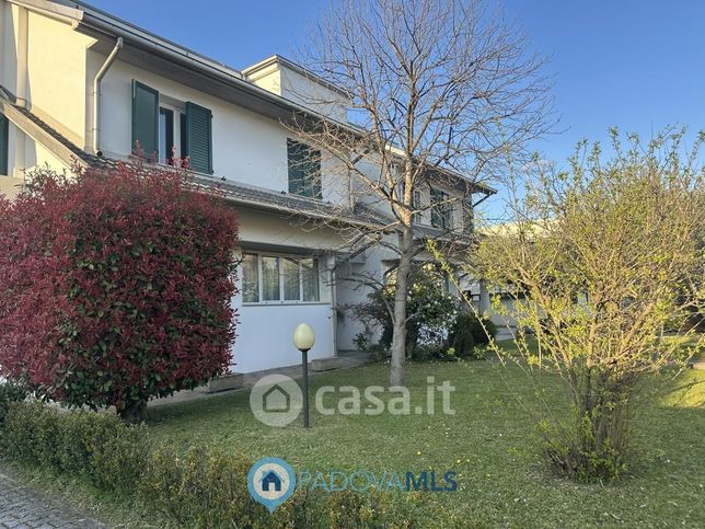 Casa indipendente in residenziale in Viale Europa