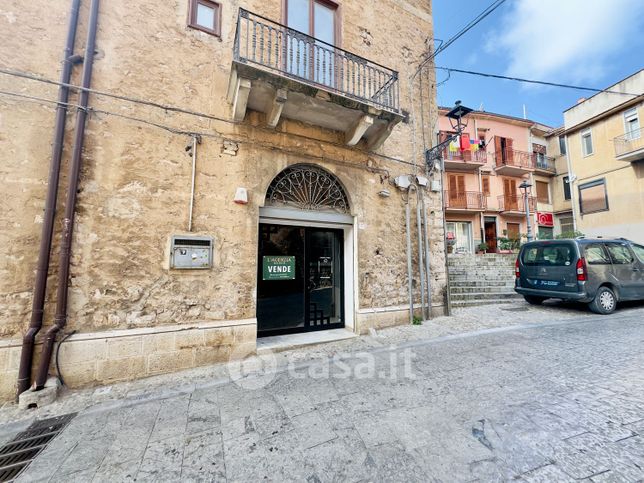 Negozio/locale commerciale in commerciale in Corso Umberto I