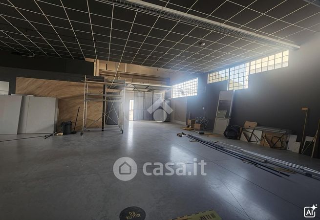 Capannone in commerciale in Via Giuseppe di Vittorio 30