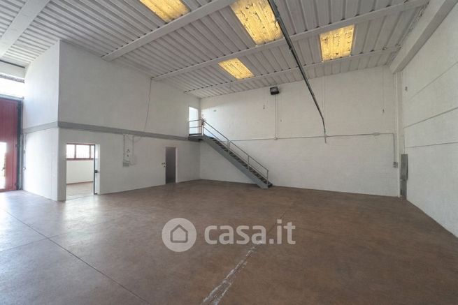 Capannone in commerciale in Via Brondi