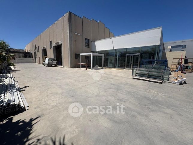 Capannone in commerciale in