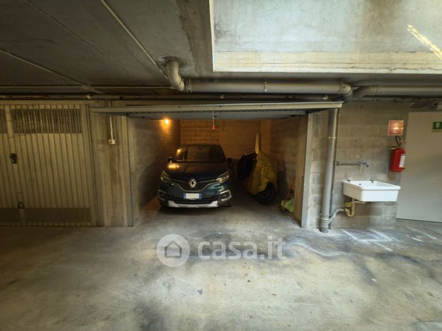 Box/posto auto in residenziale in Via Altaguardia 1