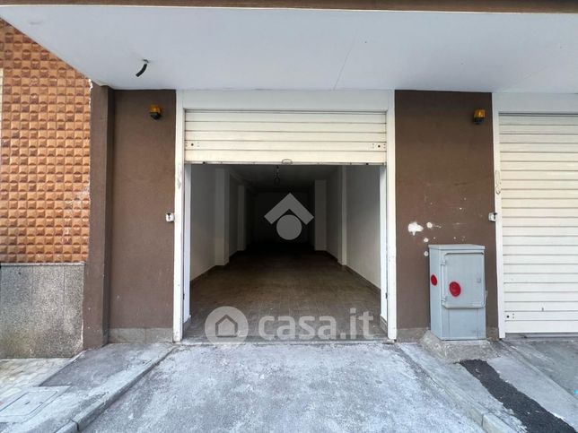 Capannone in commerciale in Via de Curtis Antonio 21