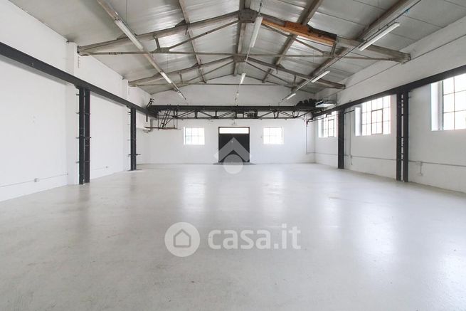 Capannone in commerciale in Via Luigi Negrelli 10