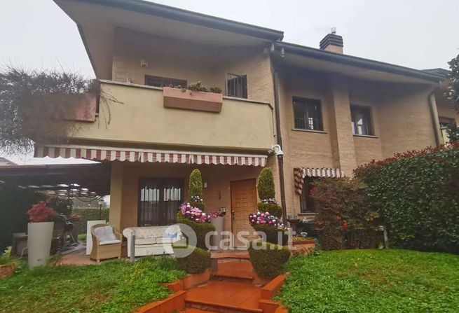 Casa bi/trifamiliare in residenziale in Via Maria Callas 7