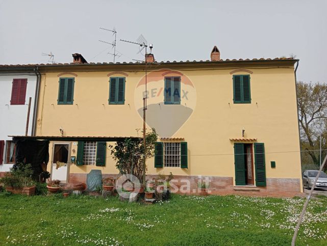 Casa bi/trifamiliare in residenziale in 