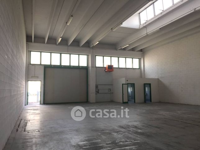 Capannone in commerciale in 