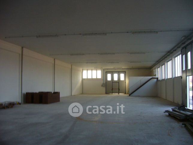 Capannone in commerciale in Via Vignola 1