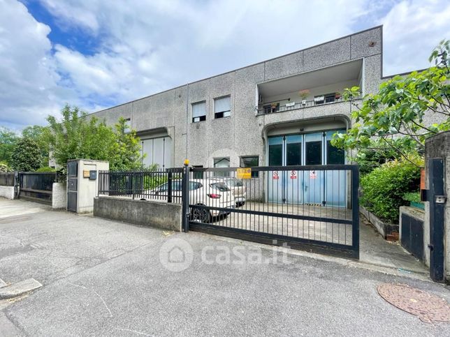 Capannone in commerciale in Via Pietro Vannucci 18