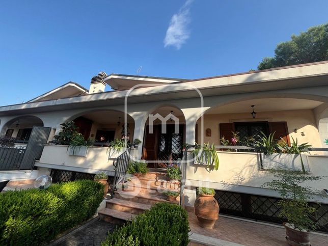 Casa indipendente in residenziale in Via Fermignano