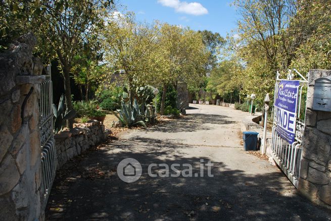 Villa in residenziale in Viale delle Querce 128
