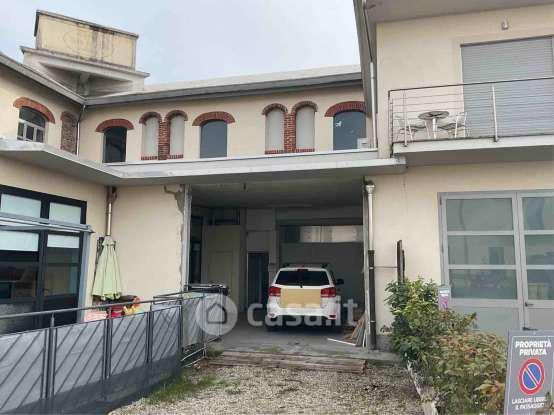 Capannone in commerciale in Via della Zecca 1