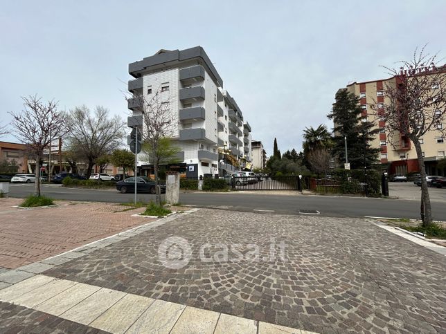 Box/posto auto in residenziale in Via Giuseppe Ungaretti 9