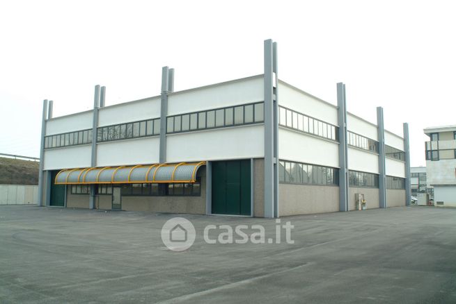 Capannone in commerciale in Viale dell'Industria