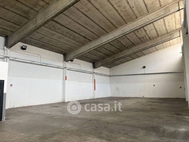Capannone in commerciale in 