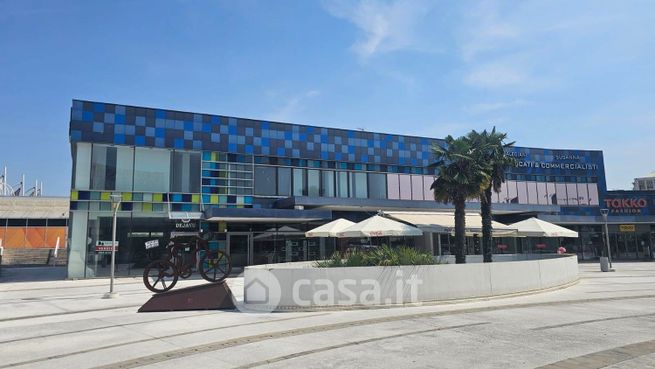 Ufficio in commerciale in 