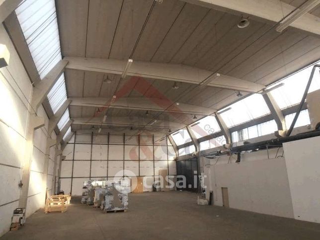 Capannone in commerciale in Via Crispo Sallustio
