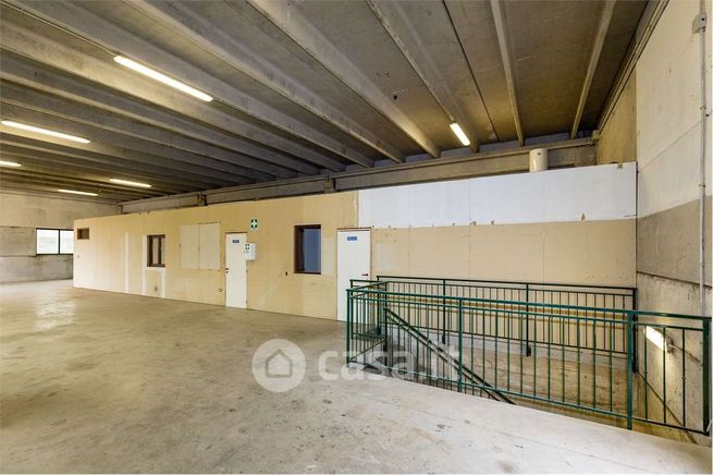 Capannone in commerciale in Via Indri