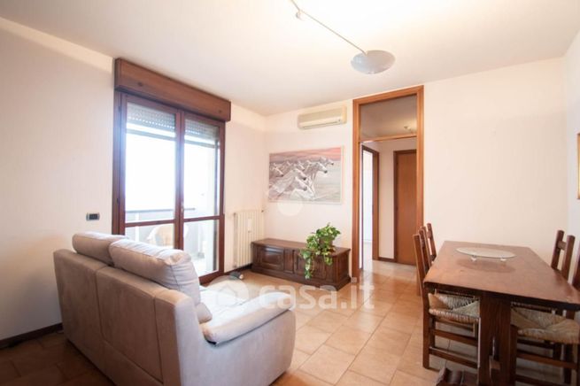 Appartamento in residenziale in Via Lago di Garda 29