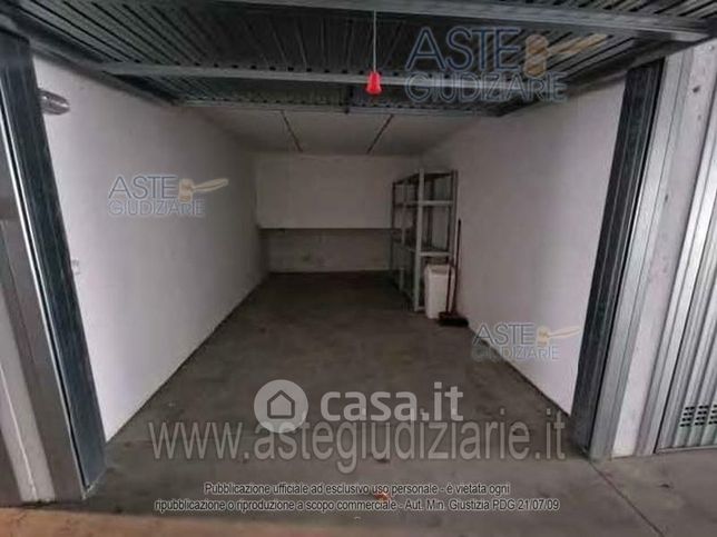 Box/posto auto in residenziale in Via Pietro Romani 43 /A