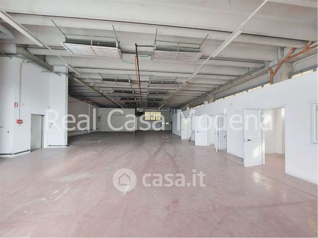 Capannone in commerciale in