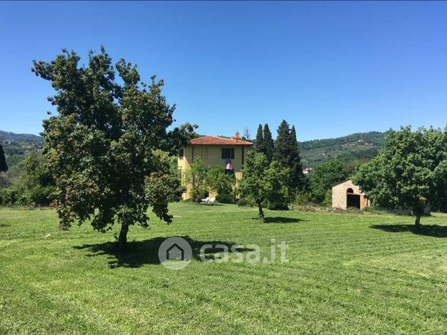 Casa bi/trifamiliare in residenziale in