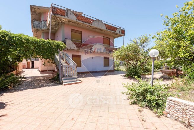 Villa in residenziale in Via Luccio 6