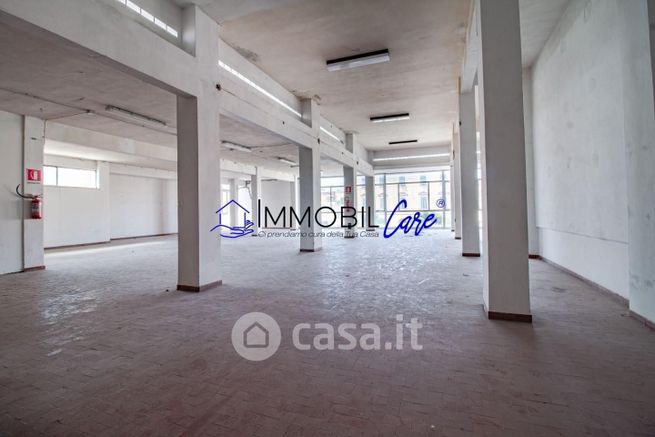 Capannone in commerciale in Viale Francesco Petrarca