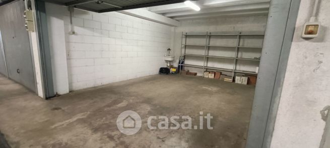 Garage/posto auto in residenziale in Largo Irpinia 20