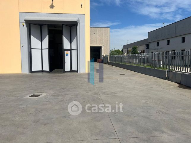 Capannone in commerciale in Via Leno