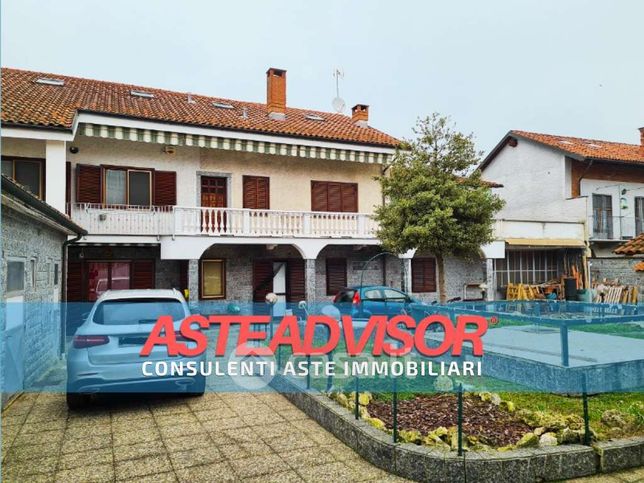 Casa bi/trifamiliare in residenziale in Frazione Tetti Peretti 41