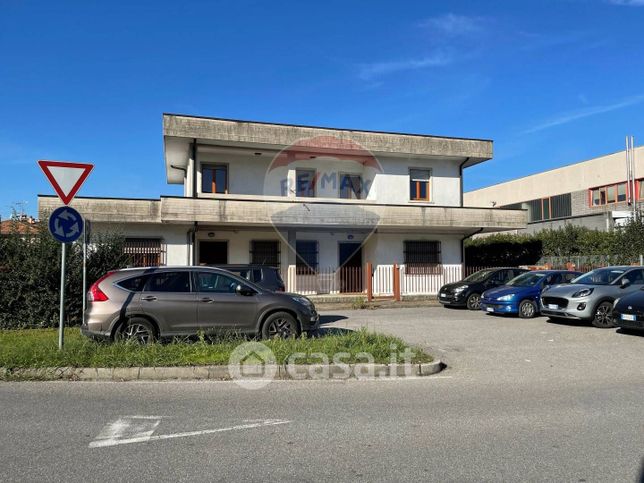 Ufficio in commerciale in Via Monte Rosa 28