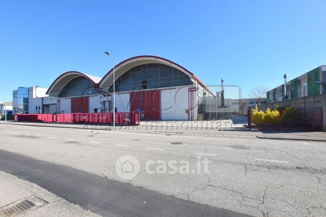 Capannone in commerciale in Via Meucci