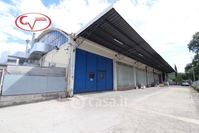 Capannone in commerciale in Via Leona
