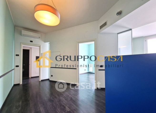 Ufficio in commerciale in Via Tre Re 44