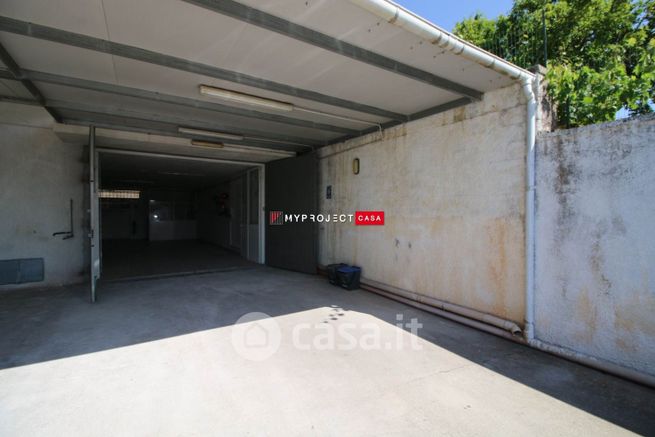 Capannone in commerciale in Via Ostuni 170