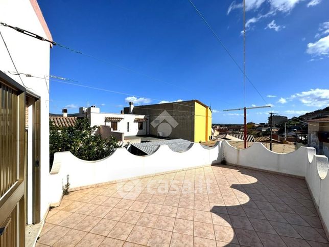 Casa bi/trifamiliare in residenziale in Via Montis 50
