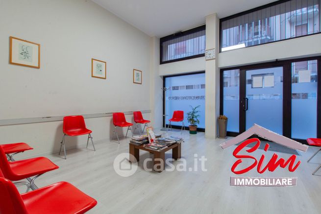 Ufficio in commerciale in Via Perazzi