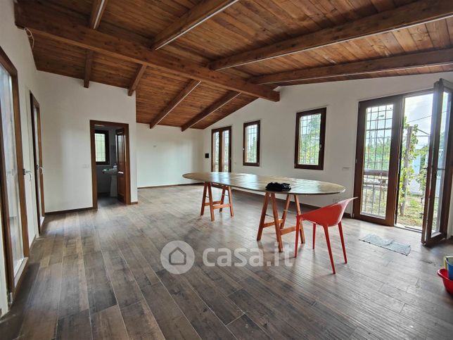 Casa indipendente in residenziale in 
