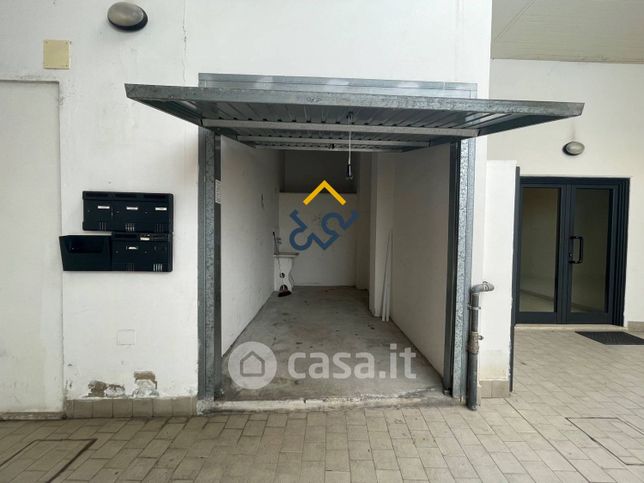 Box/posto auto in residenziale in Via GiosuÃ¨ Carducci 35