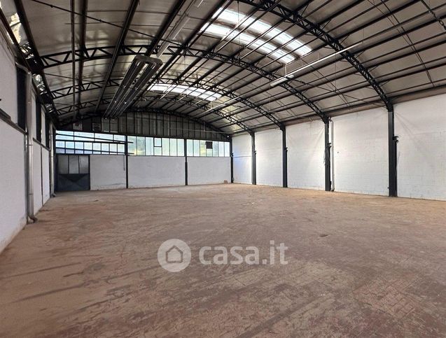 Capannone in commerciale in 