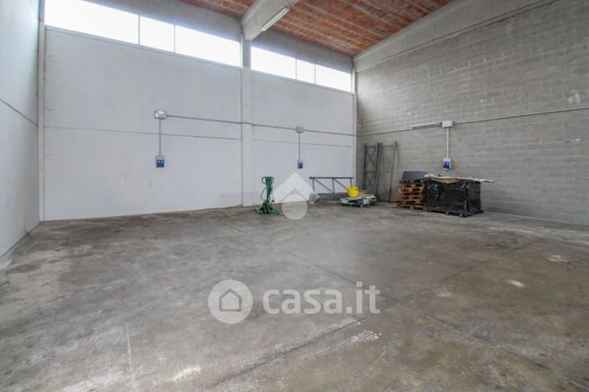 Capannone in commerciale in 