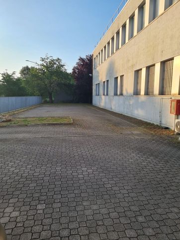 Capannone in commerciale in Via Oliviero Simoni