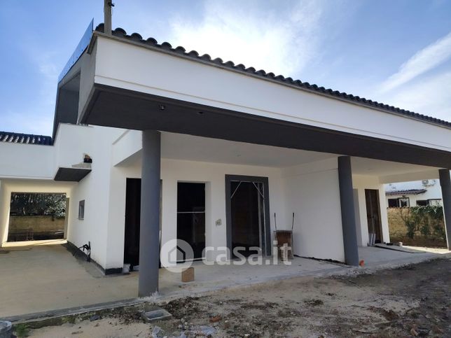 Casa bi/trifamiliare in residenziale in 