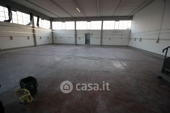 Capannone in commerciale in Via lombarda