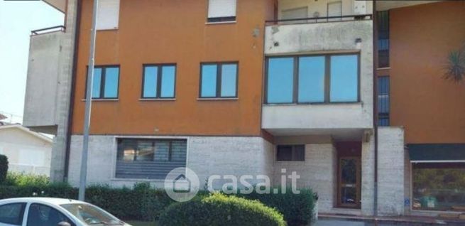 Ufficio in commerciale in Via V. Bellini