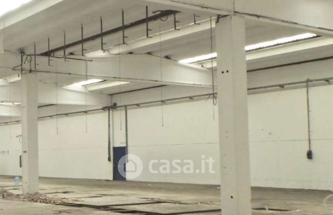 Capannone in commerciale in Via L. Nobili