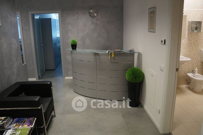 Ufficio in commerciale in 