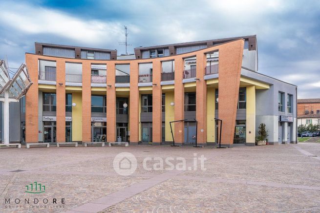 Ufficio in commerciale in Via Emilia