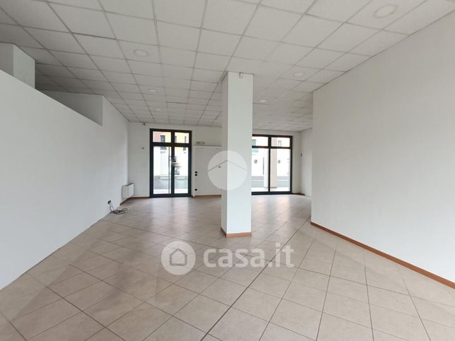 Ufficio in commerciale in Piazza Degli Alpini 4